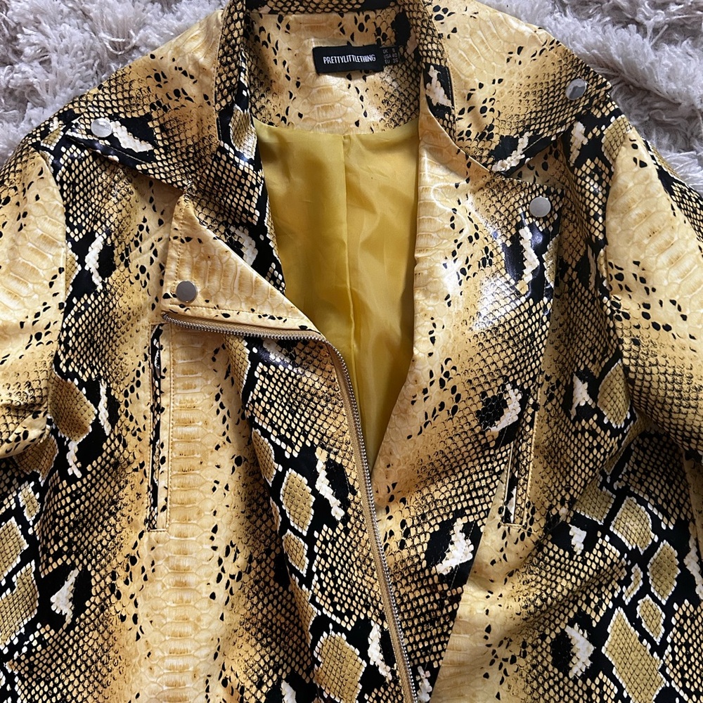 Oversized Yellow Snake Print Jacket 🧥 - Picture 4 of 4